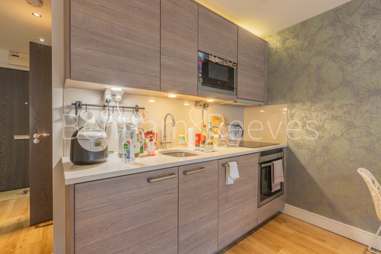 Studio flat to rent in Compass House, Park Street, SW6-image 2