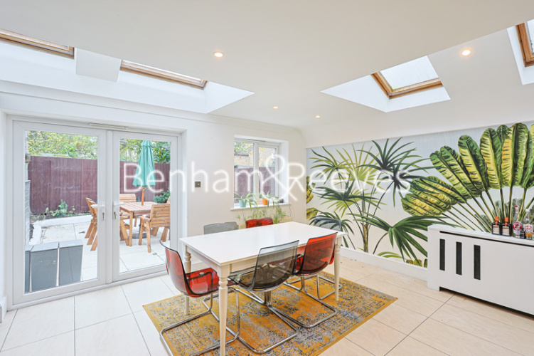 4  bedrooms flat to rent in Rylston Road, Fulham, SW6-image 12
