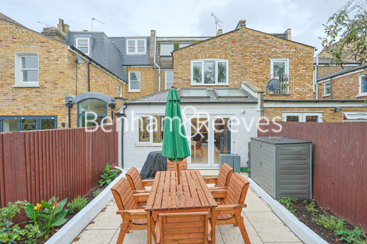 4  bedrooms flat to rent in Rylston Road, Fulham, SW6-image 17