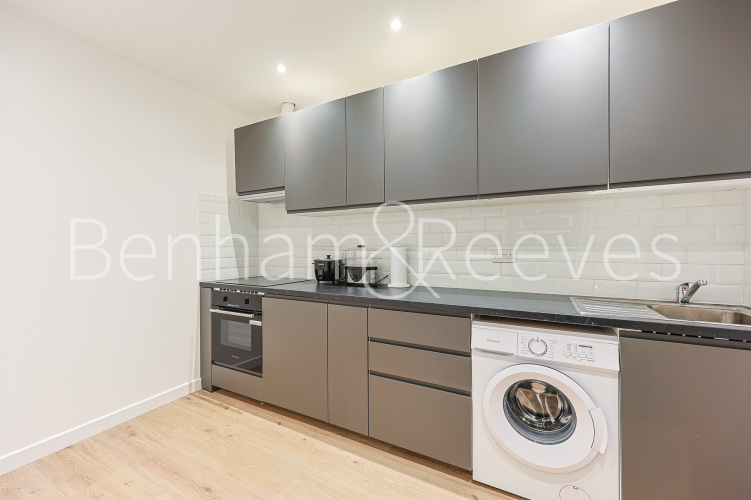 Studio flat to rent in Wandsworth High Street, Imperial Wharf, SW18-image 1