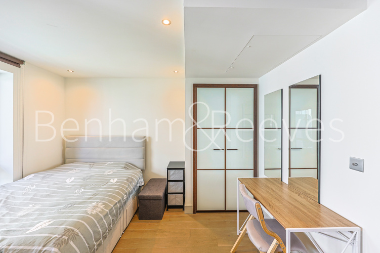 Studio flat to rent in Compass House, Chelsea Creek, SW6-image 4
