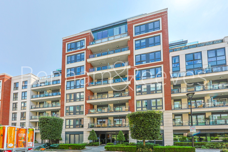 Studio flat to rent in Compass House, Chelsea Creek, SW6-image 11