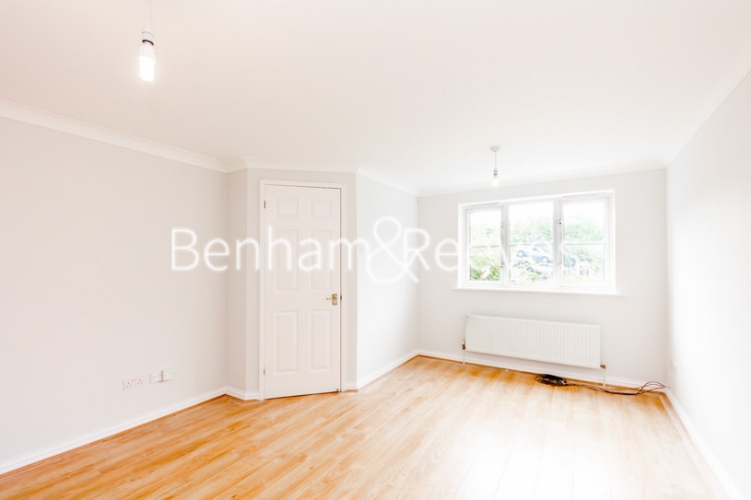 3 bedrooms house to rent in Balmoral Avenue, New Southgate, N11-image 1