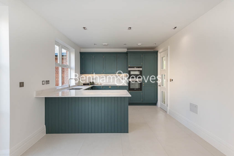 4 bedrooms flat to rent in Rookery Lane, Enfield, EN4-image 1