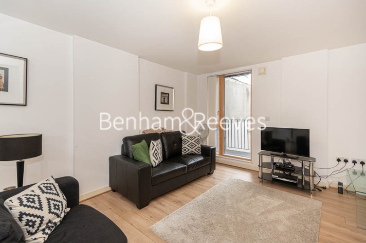 3 bedroom(s) flat to rent in Sussex Way, highgate,N7, London
