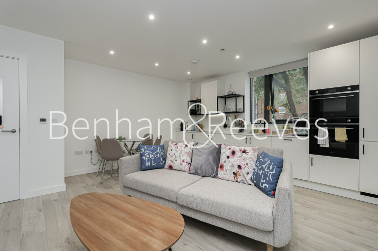 1  bedroom flat to rent in Coster Avenue, Highgate, N4-image 1