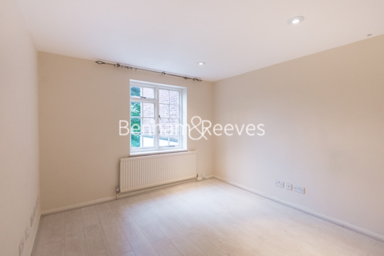 4  bedrooms house to rent in Oldfield Mews, Highgate, N6-image 2