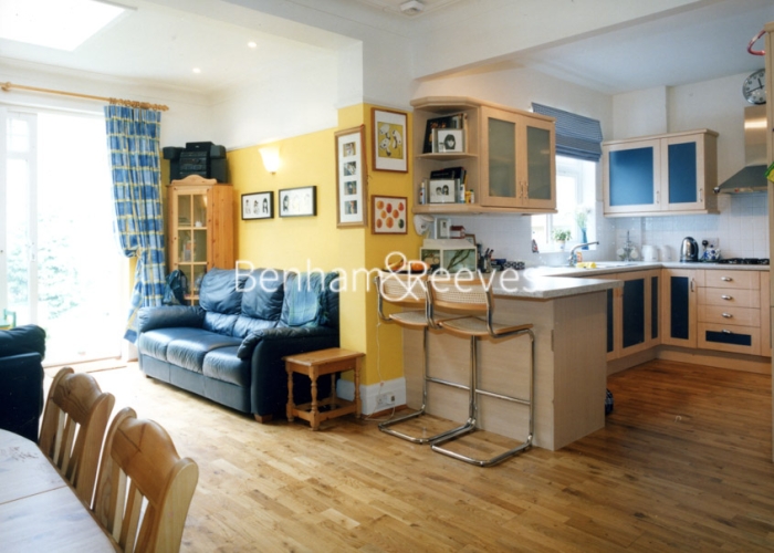 4 bedrooms house to rent in Priory Gardens, Highgate, N6-image 1