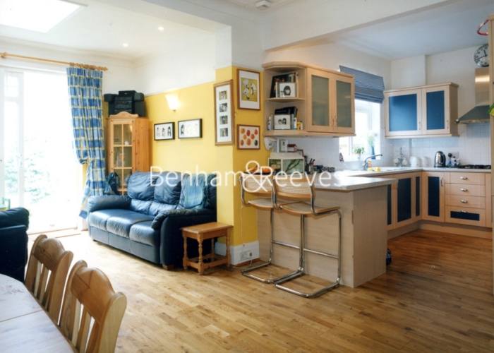 4  bedrooms house to rent in Priory Gardens, Highgate, N6-image 1