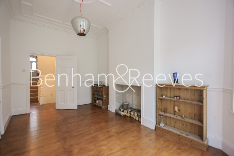 5  bedrooms house to rent in Priory Gardens, Highgate, N6-image 1