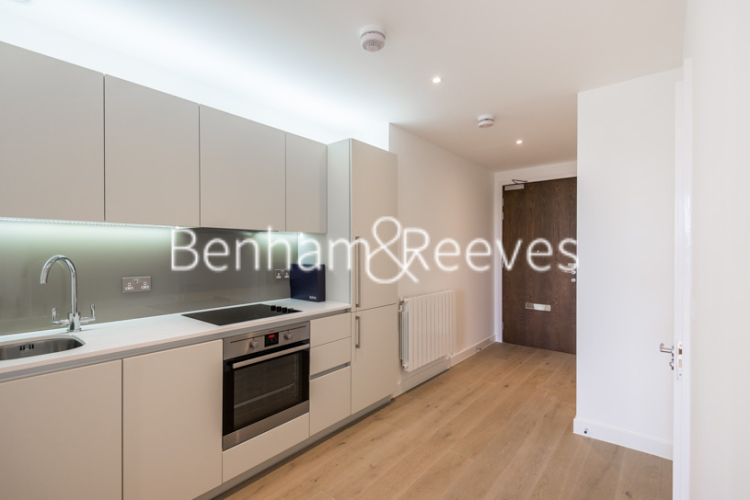 Studio flat to rent in Tudway Road, Kidbrooke, SE3-image 2