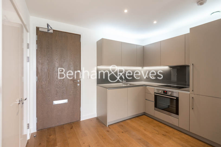 Studio flat to rent in Ottley Drive, Kidbrooke, SE3-image 2
