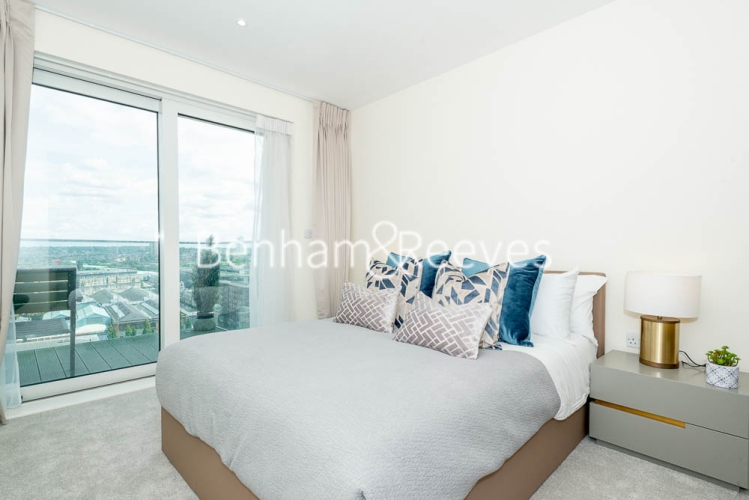 3 bedrooms flat to rent in Duke of Wellington Avenue, Canary Wharf, SE18-image 3