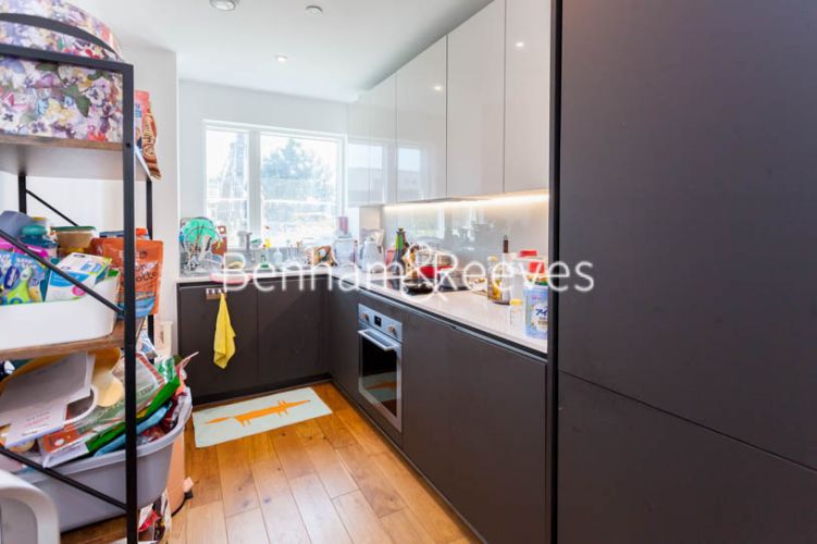 3  bedrooms flat to rent in Prospect Row, Stratford, E15-image 2