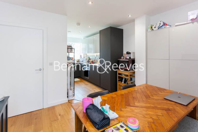 3  bedrooms flat to rent in Prospect Row, Stratford, E15-image 4