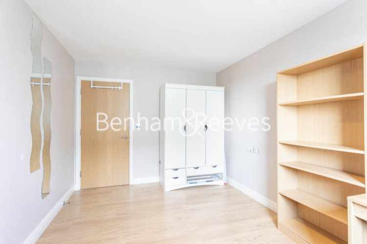 2 bedrooms flat to rent in Erebus Drive, Woolwich, SE28-image 9