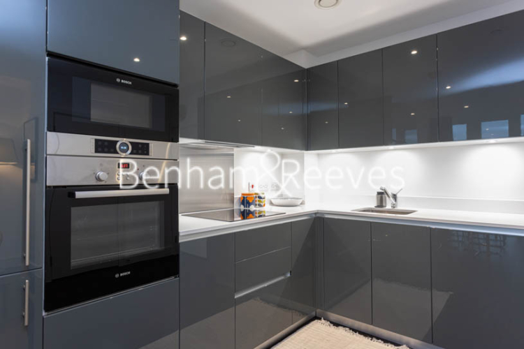 3 bedrooms flat to rent in Victory Parade, Woolwich, SE18-image 2