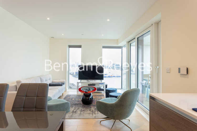 2 bedrooms flat to rent in Duke of Wellington Avenue, Woolwich, SE18-image 1