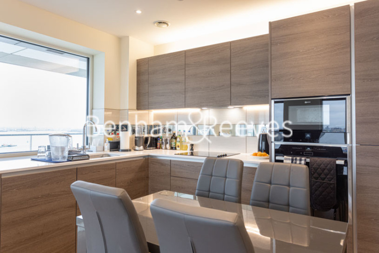 2  bedrooms flat to rent in Duke of Wellington Avenue, Woolwich, SE18-image 2