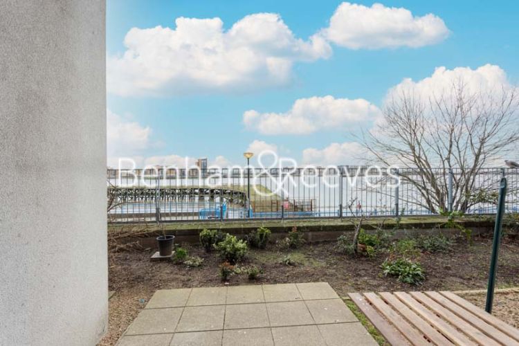 2 bedrooms flat to rent in Erebus Drive, Woolwich, SE28-image 5