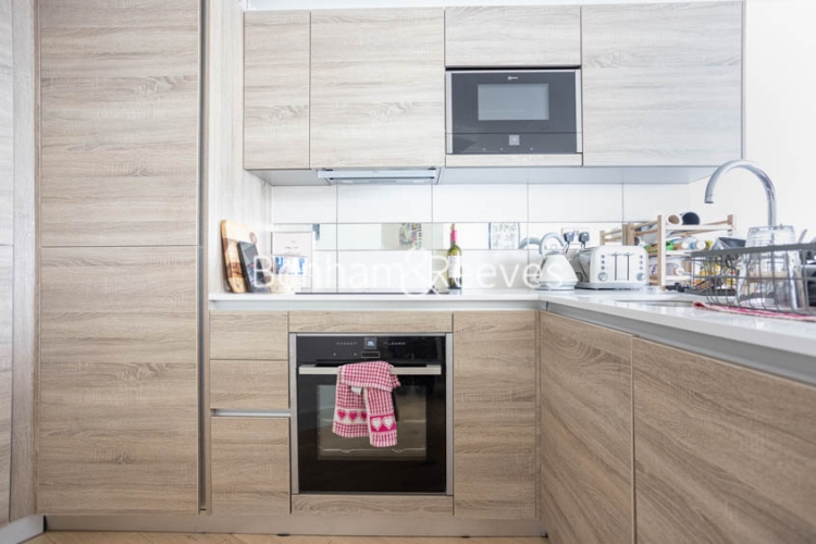 2  bedrooms flat to rent in Duke of Wellington Avenue, Woolwich, SE18-image 2
