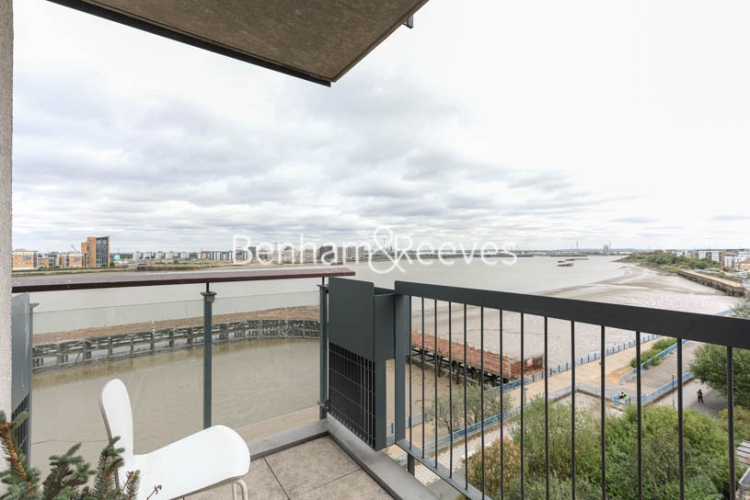 2  bedrooms flat to rent in Erebus Drive, Woolwich, SE18-image 5