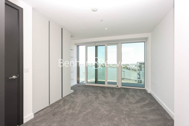 3 bedrooms flat to rent in Brigadier Walk, Royal Arsenal Riverside, SE18-image 3