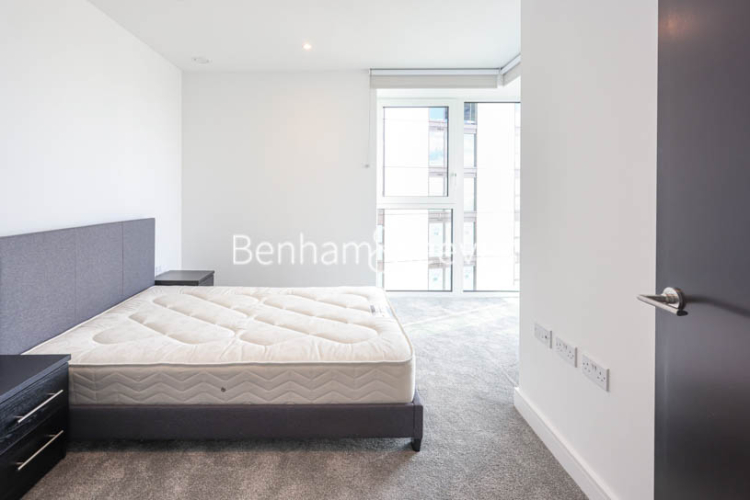 2  bedrooms flat to rent in Brigadier Walk, Royal Arsenal Riverside, SE18-image 4