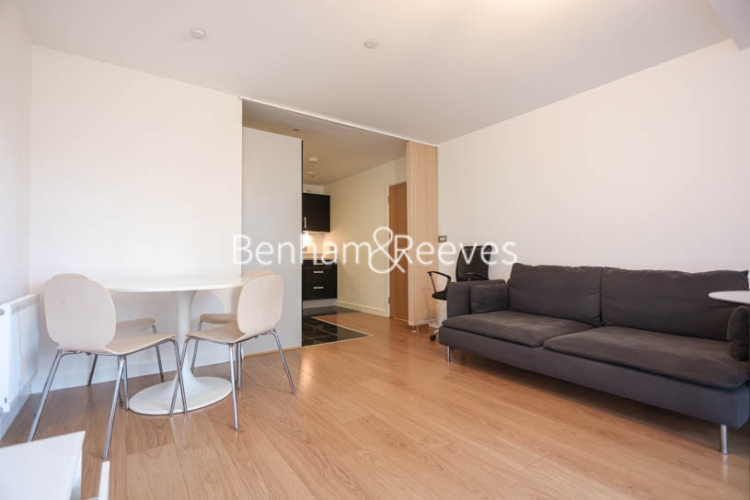 1  bedroom flat to rent in Barge Walk, Woolwich, SE10-image 1