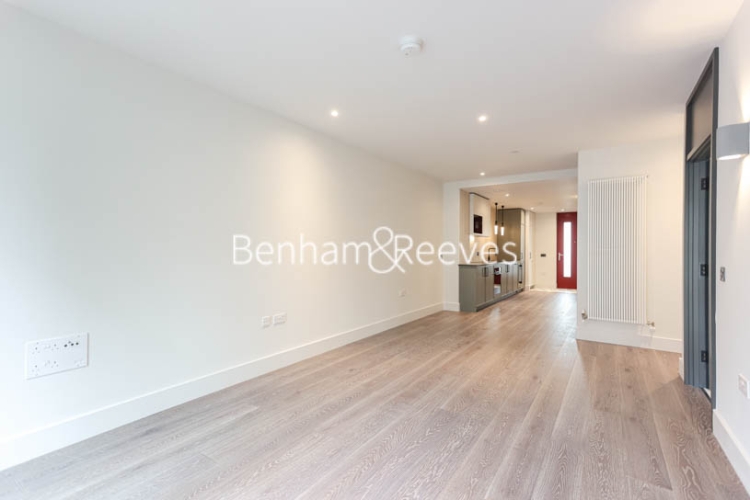 2  bedrooms flat to rent in Windsor Square, Woolwich, SE18-image 1