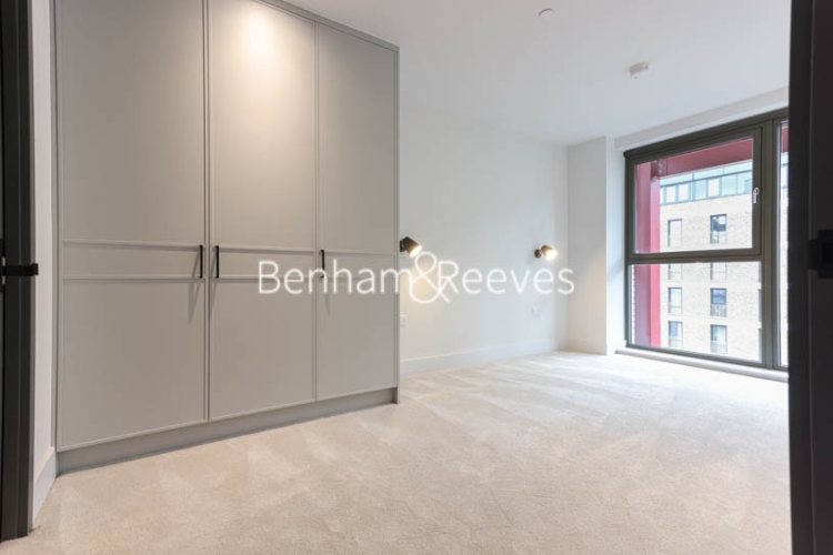 2  bedrooms flat to rent in Windsor Square, Woolwich, SE18-image 3