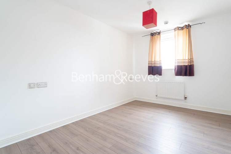 2  bedrooms flat to rent in Erebus Drive, Woolwich, SE28-image 3