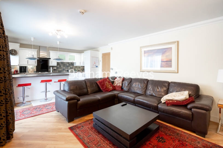 2 bedrooms flat to rent in Erebus Drive, Woolwich, SE28-image 1