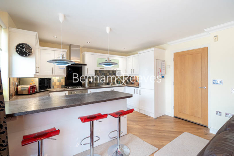 2 bedrooms flat to rent in Erebus Drive, Woolwich, SE28-image 2