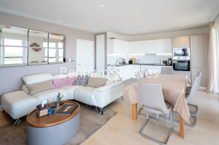 2  bedrooms flat to rent in Duke of Wellington Avenue, Royal Arsenal Riverside, SE18-image 2