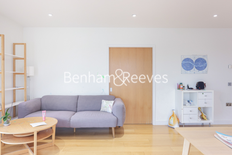 3 bedrooms flat to rent in John Harrison Way, Woolwich, SE10-image 1