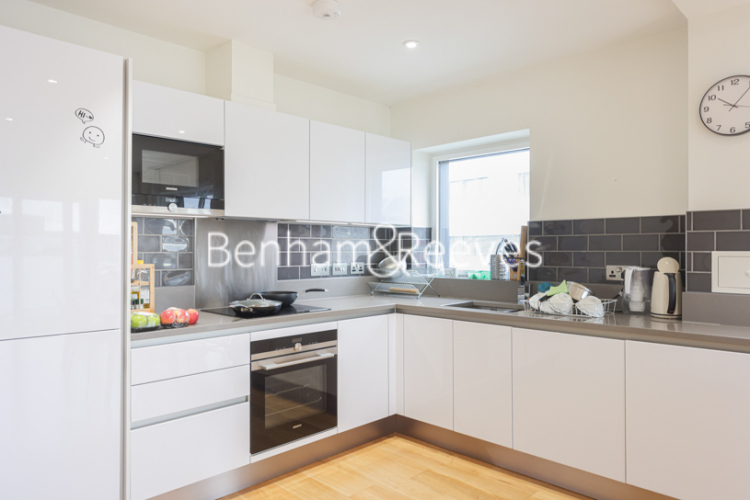 3 bedrooms flat to rent in John Harrison Way, Woolwich, SE10-image 2