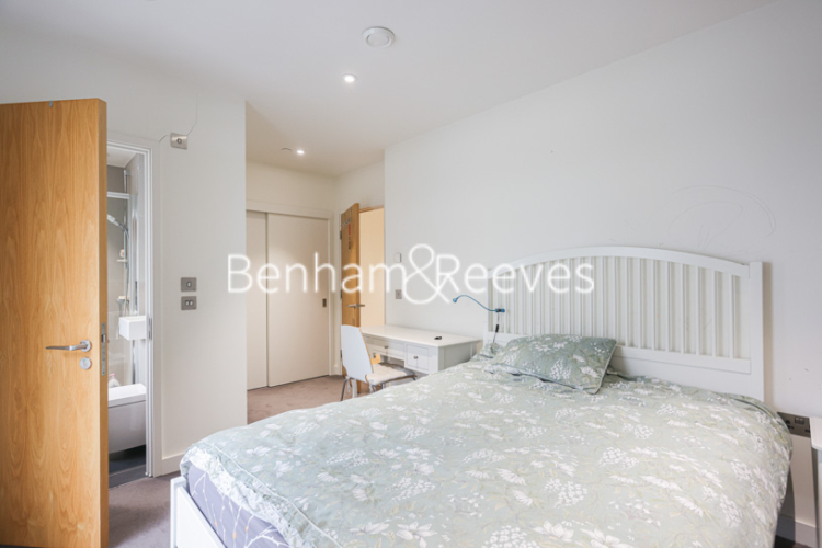 3 bedrooms flat to rent in John Harrison Way, Woolwich, SE10-image 4