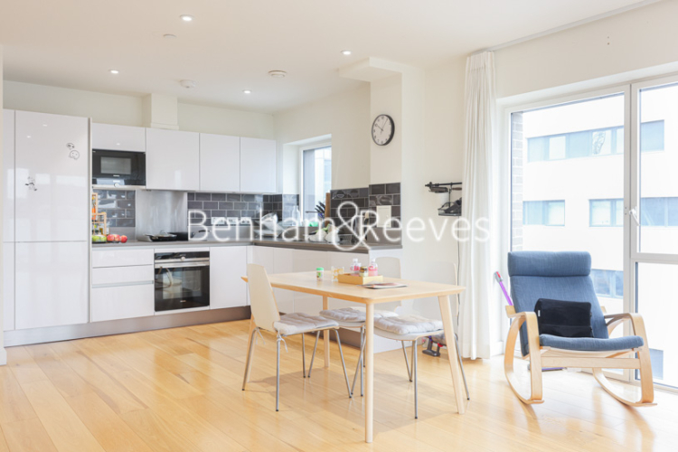 3 bedrooms flat to rent in John Harrison Way, Woolwich, SE10-image 9