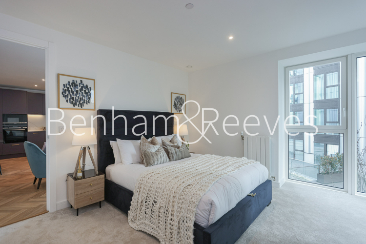 2  bedrooms flat to rent in Brigadier Walk, Royal Arsenal Riverside, SE18-image 4