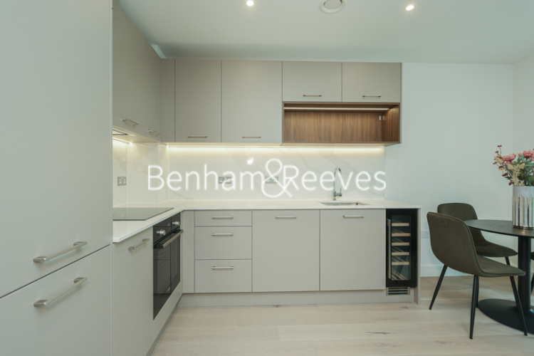 1  bedroom flat to rent in Brigadier Walk, Royal Arsenal Riverside, SE18-image 2