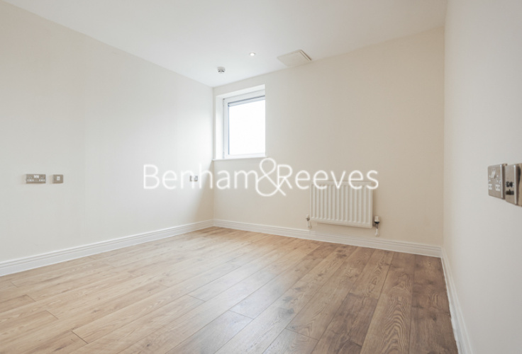 2  bedrooms flat to rent in Erebus Drive, Woolwich, SE28-image 9