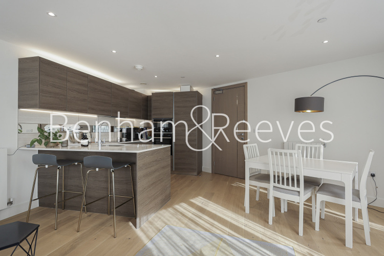 2  bedrooms flat to rent in Duke of Wellington Avenue, Royal Arsenal Riverside, SE18-image 2