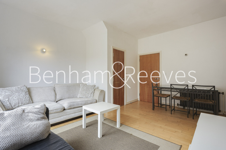 4  bedrooms flat to rent in Hastings Street, Royal Arsenal Riverside, SE18-image 1