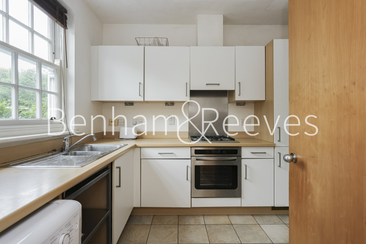 4  bedrooms flat to rent in Hastings Street, Royal Arsenal Riverside, SE18-image 2