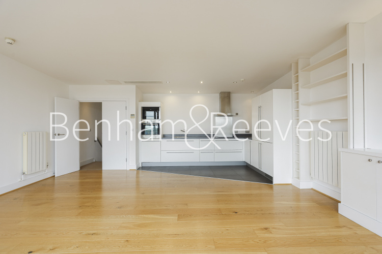 3  bedrooms flat to rent in Cadogan Road, Royal Arsenal Riverside, SE18-image 1