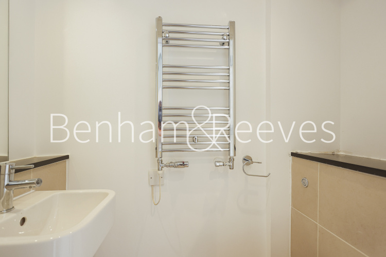 3  bedrooms flat to rent in Cadogan Road, Royal Arsenal Riverside, SE18-image 4