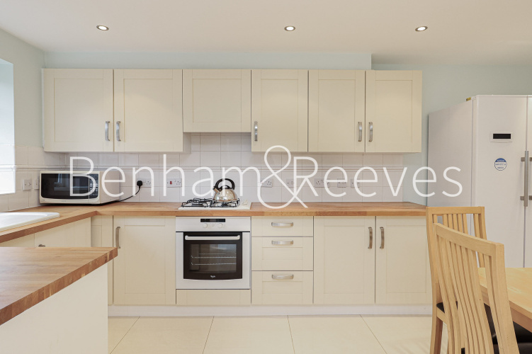 4  bedrooms flat to rent in Shooters Hills, Elizabeth Fry Place, SE18-image 2