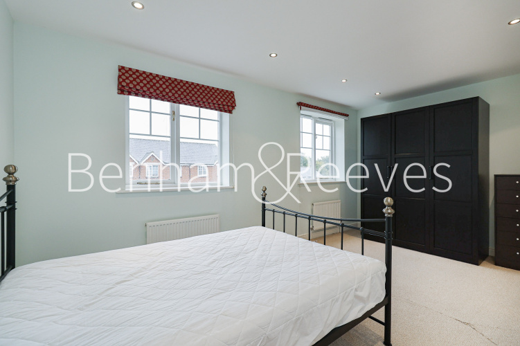 4  bedrooms flat to rent in Shooters Hills, Elizabeth Fry Place, SE18-image 3