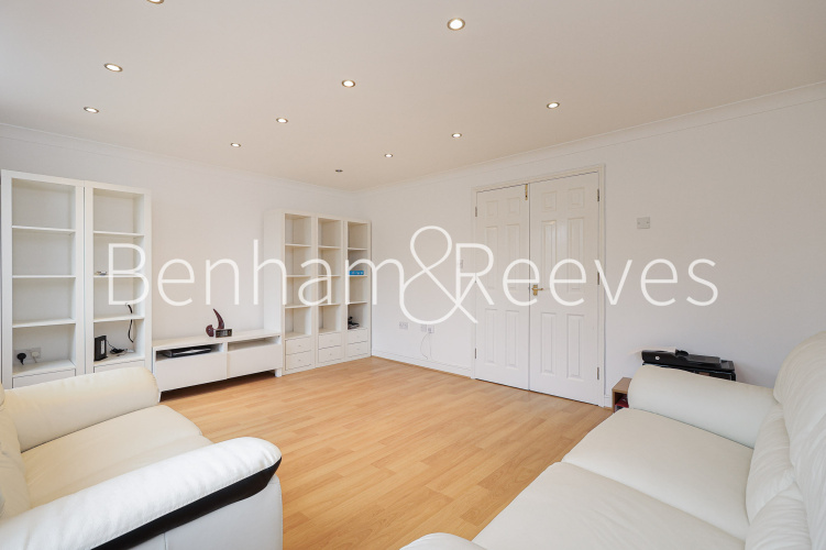 4  bedrooms flat to rent in Shooters Hills, Elizabeth Fry Place, SE18-image 6